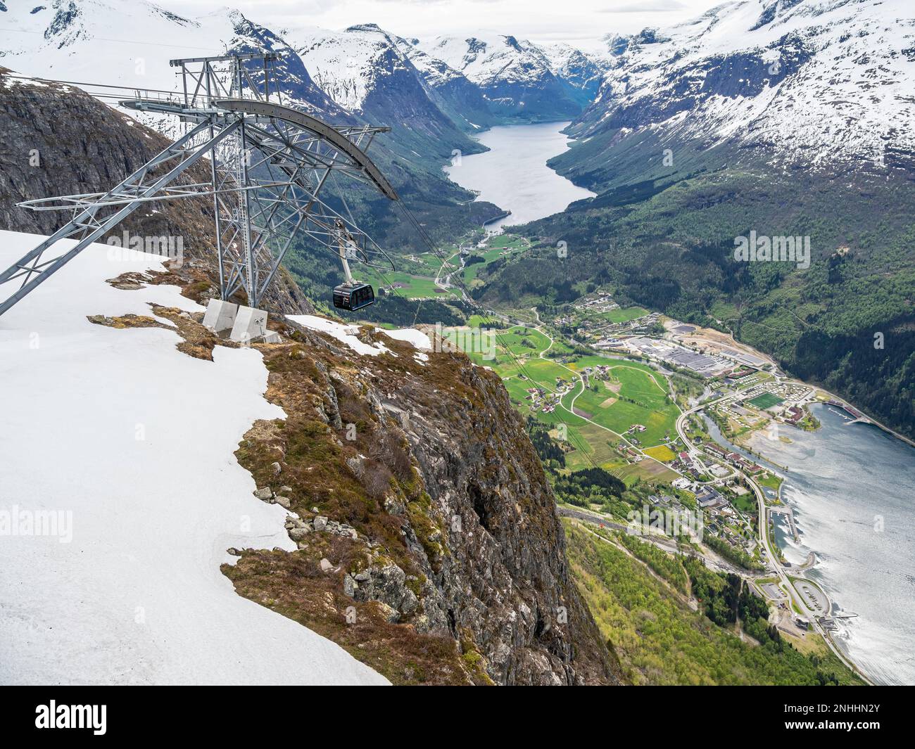 Ein Blick auf die Stadt Loen von der Seilbahn Loen Skylift vom Mt. Hoven über Nordfjord in Stryn, Norwegen. Stockfoto
