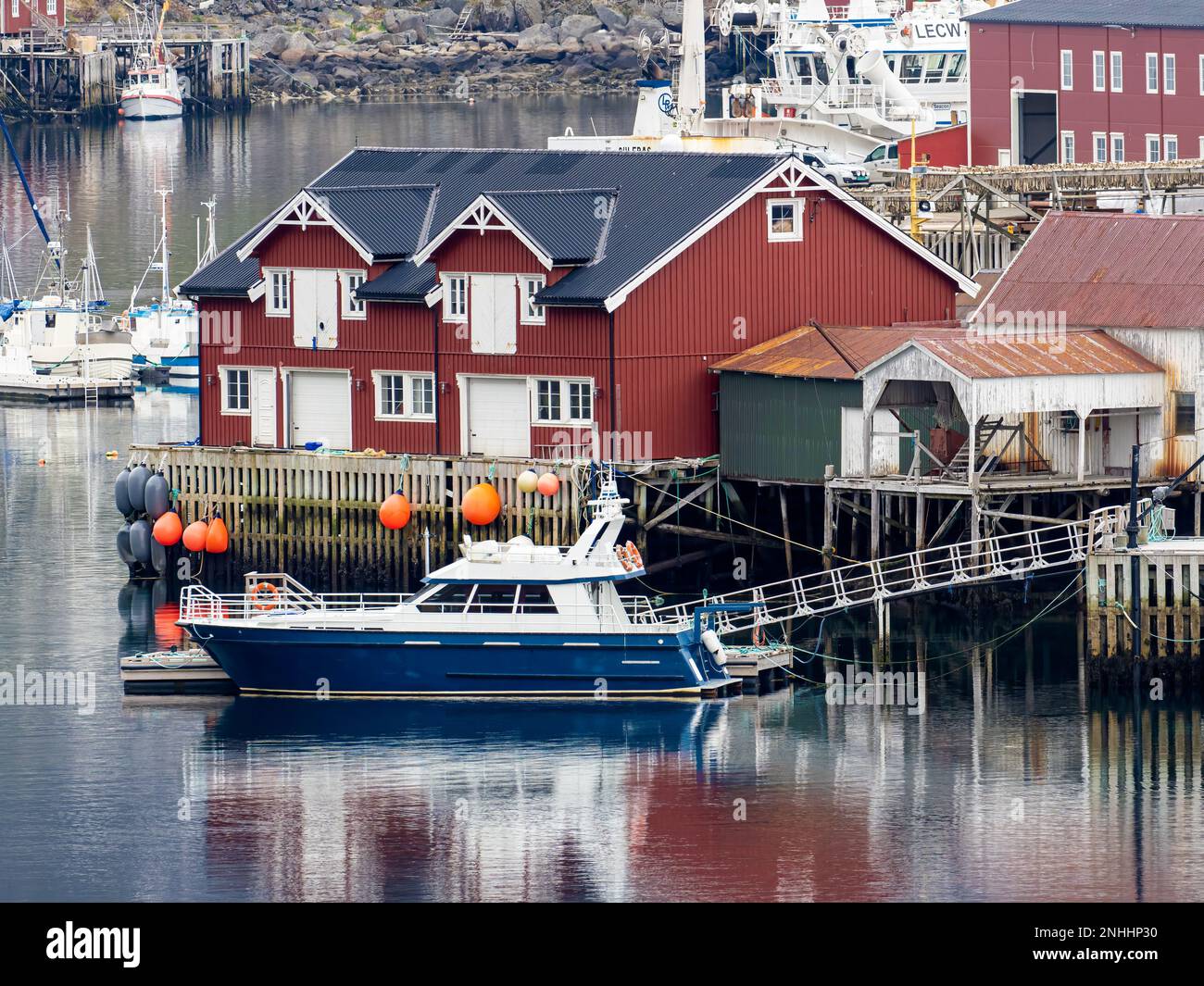 Ein Blick auf die Stadt reine, ein Fischerdorf auf Moskenesøya in der Inselgruppe der Lofoten, Norwegen. Stockfoto