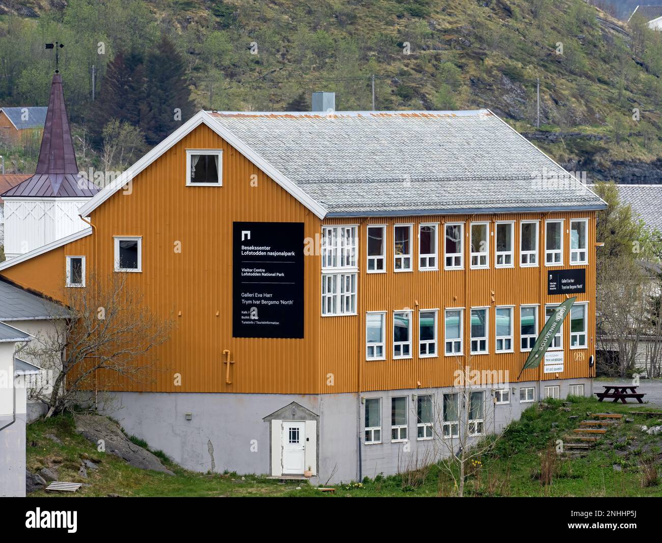 Besucherzentrum des Lofotodden-Nationalparks in der Stadt reine, einem Fischerdorf auf der Moskenesøya in der Inselgruppe der Lofoten, Norwegen. Stockfoto