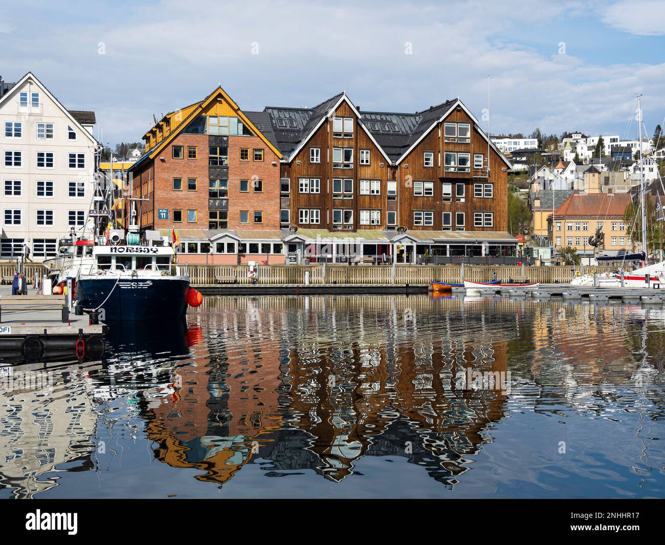 Ein Blick auf die Uferpromenade in der Stadt Tromsø, 217 Meilen nördlich des Polarkreises, Norwegen. Stockfoto