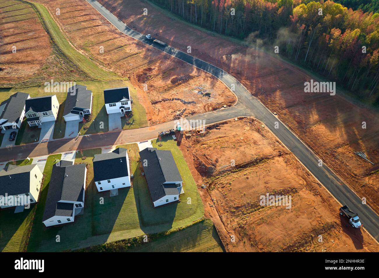Luftaufnahme der Baustelle mit neuen dicht gepackten Häusern in South Carolina. Familienhäuser als Beispiel der Immobilienentwicklung im amerikanischen Subu Stockfoto