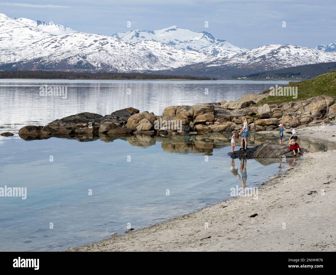 Norweger genießen einen seltenen sonnigen Tag in der Stadt Tromsø, die sich 217 km nördlich des Polarkreises in Norwegen befindet. Stockfoto