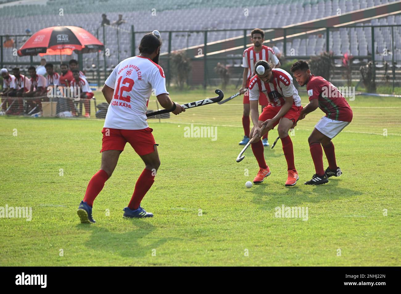 Indien. 21. Februar 2023. Action von Hockeyspielern zwischen dem Mohun Bagan Athletic Club und dem Punjan Sports Club in der Calcutta Hockey League, 2023 in Kolkata. (Foto: Suraranjan Nandi/Pacific Press) Kredit: Pacific Press Media Production Corp./Alamy Live News Stockfoto