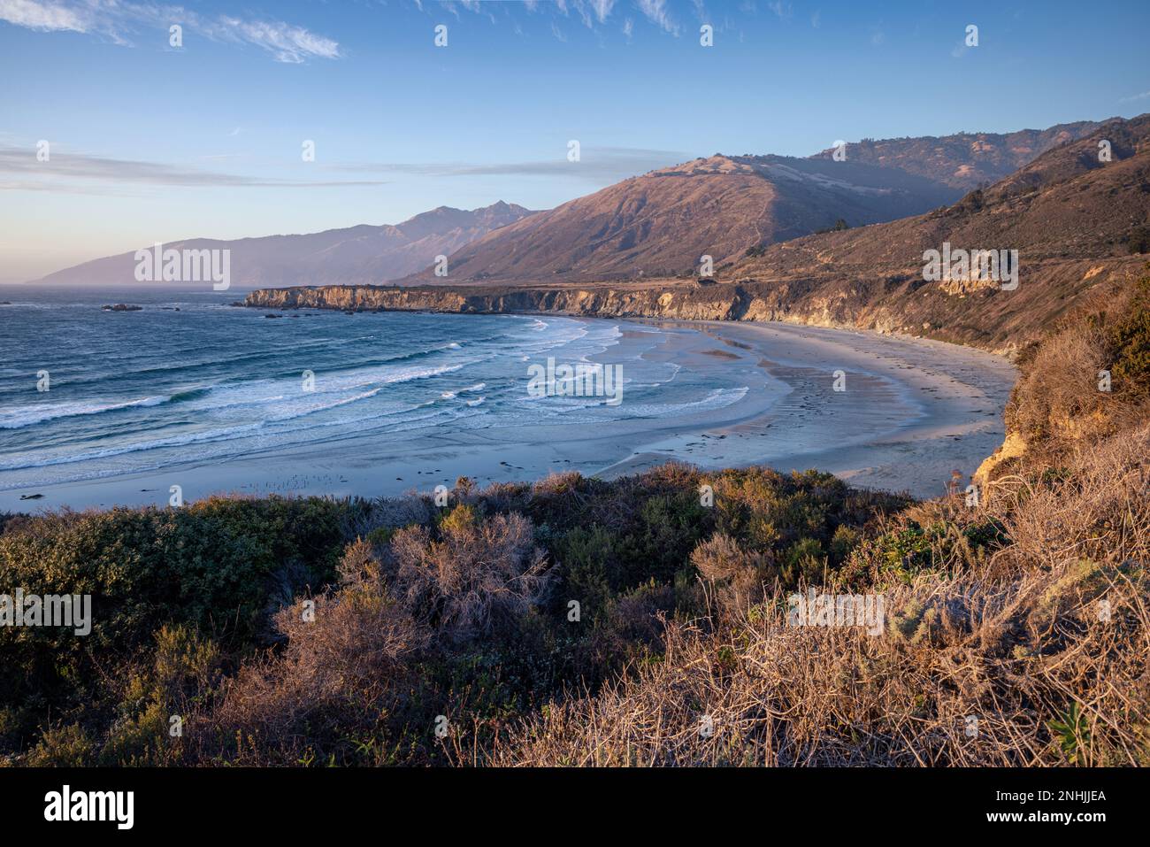 Sand Dollar Beach in Big Sur CA bei Sonnenuntergang mit Cone Peak im Hintergrund. Stockfoto