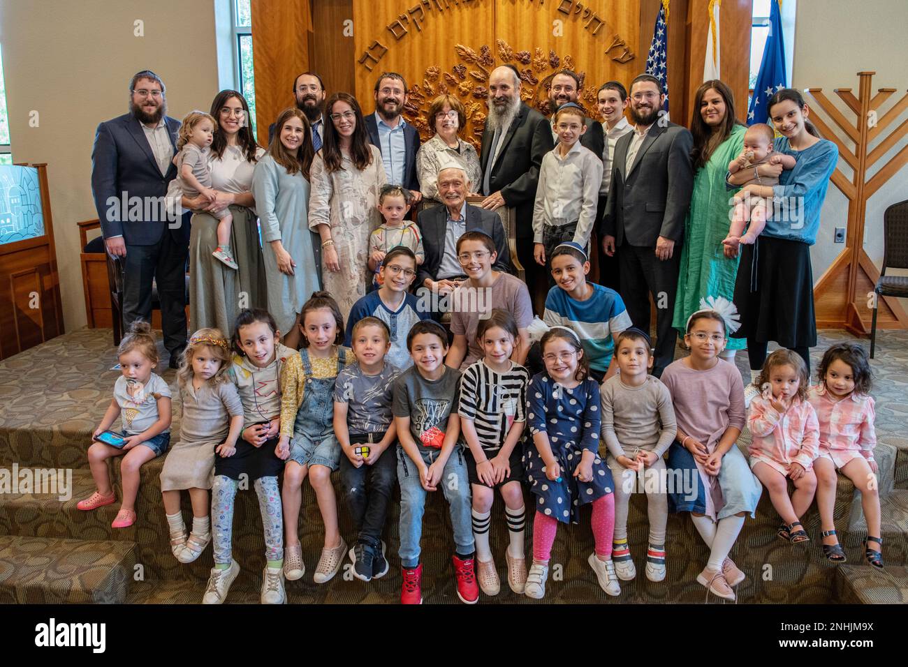 USA Army Air Corps 1. LT. Gerald Teldon (Center), pensioniert, posiert für ein Gruppenfoto mit IS Family nach seiner Preisverleihung für seinen ehrenwerten Pilotendienst am 29. Juli 2022 im Chabad Center for Jewish Life and Learning, San Antonio, Texas. Teldon, 1924 in Bronx, New York, geboren, trat 1944 dem Militär bei. Er absolvierte 62 Missionen während des Zweiten Weltkriegs und des Koreakrieges. Leutnant Andrew Stein, Kommandant der 502. Einsatzstaffel, war der vorsitzende Offizier. Teldon erhält folgende Auszeichnungen: Die Luftmedaille, die amerikanische Kampagnenmedaille, die europäisch-afrikanische Kampagnenmedaille und die Kampagnenmedaille im Nahen Osten Stockfoto