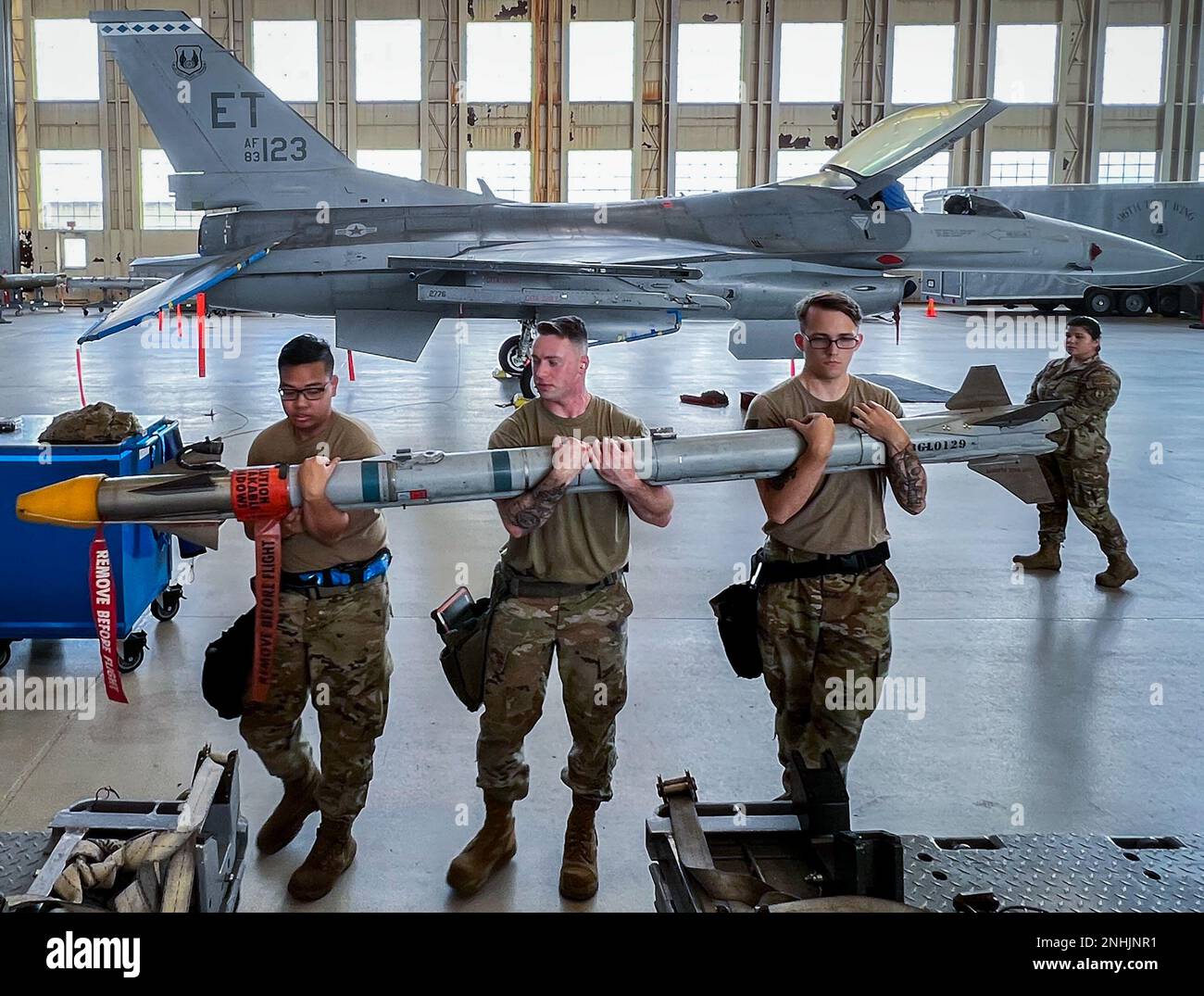 Das Team der Flugzeuginstandhaltung Blue aus dem Jahr 96. holt am 29. Juli beim Waffenladerennen des Geschwaders am Luftwaffenstützpunkt Eglin, Florida, eine AIM-9 ab. Das blaue (F-16) Team kämpfte während des vierteljährlichen Wettbewerbs gegen das rote (F-15) Team um die Überlegenheit der Waffenladerschaft. Das rote Team hat in diesem Quartal den Sieg errungen. (USA Air Force Photo/Samuel King Jr.) Stockfoto