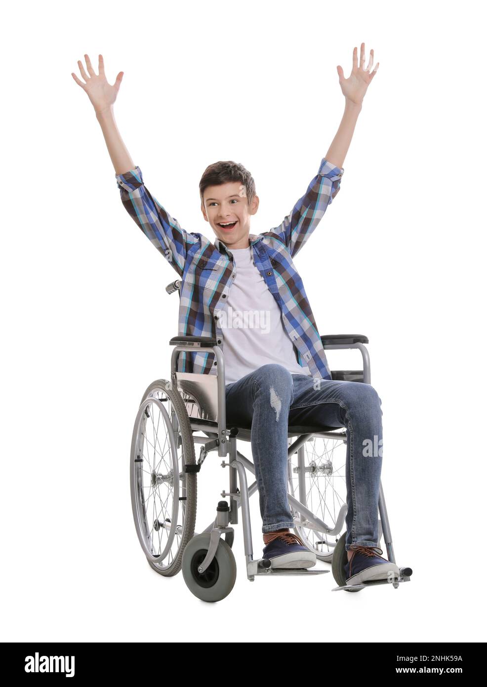 Emotionaler Teenager im Rollstuhl auf weißem Hintergrund Stockfoto