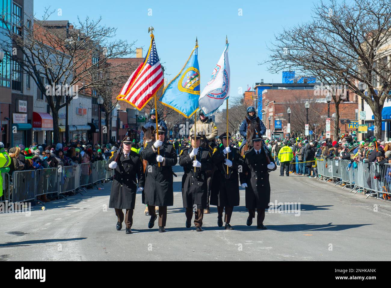 Militärmarsch bei der Saint Patrick's Day Parade in Boston, Massachusetts, MA, USA. Stockfoto