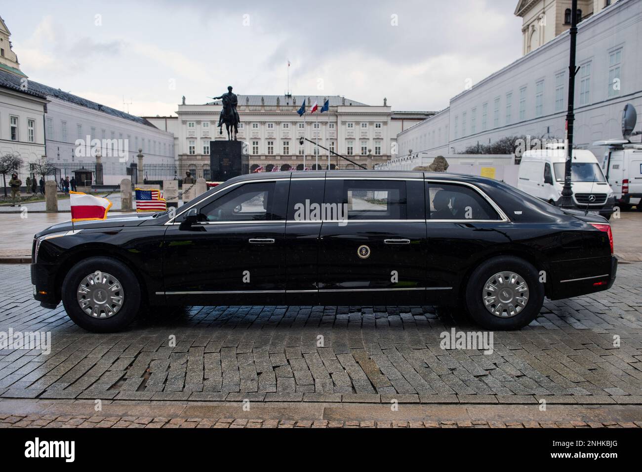 Cadillac One mit US-Präsident Joe Biden auf dem Weg zum Präsidentenpalast in Warschau. Einen Tag nach seinem geheimen Besuch in Kiew besuchte Präsident Biden die Hauptstadt von Polen vor dem einjährigen Jahrestag der russischen Invasion der Ukraine und hielt eine große Rede vor der polnischen Nation in den Gärten der Königlichen Burg in Warschau. ìI kann berichten: Kiew ist stark. Kiew ist stolz. Er steht hoch und, was am wichtigsten ist, frei.î, Joe Biden bemerkte den Beifall von 30.000 Zuschauern, die polnische, amerikanische und ukrainische Flaggen schwingen. Stockfoto