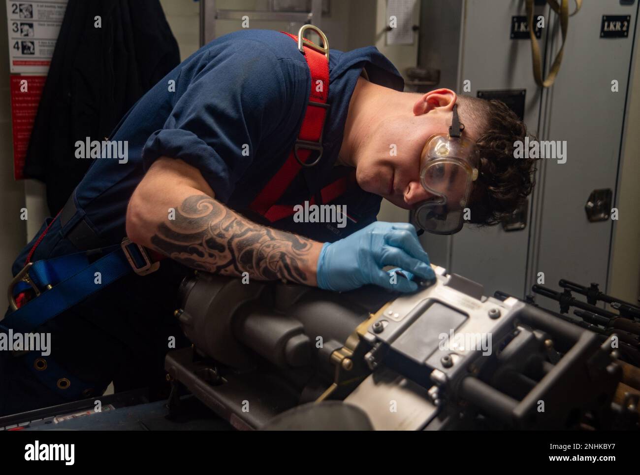 220730-N-YQ181-1072 SAN BERNARDINO STRAIT (30. Juli 2022) Gunner's Mate Seaman Apprentice Hunter Jones aus Shoals, Indiana, reinigt einen Mark 38-Empfänger in der Waffenkammer an Bord der USA Der einzige vorwärtsgesetzte Flugzeugträger der Navy USS Ronald Reagan (CVN 76) in der Straße von San Bernardino, Juli 30. Ronald Reagan, das Flaggschiff der Carrier Strike Group 5, stellt eine kampfbereite Truppe bereit, die die Vereinigten Staaten schützt und verteidigt und Bündnisse, Partnerschaften und kollektive maritime Interessen in der Region Indo-Pazifik unterstützt. Stockfoto