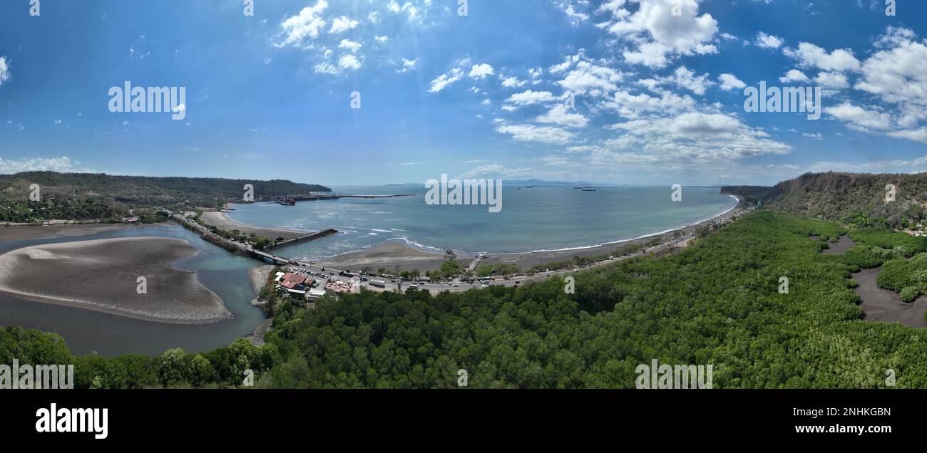 Blick aus der Vogelperspektive auf Puerto Caldera in Costa Rica mit dem Strand Stockfoto