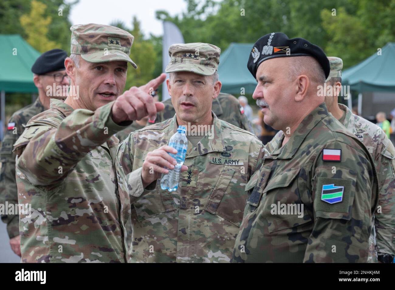 USA Army V Corps kommandierender Generalleutnant John Kolasheski, Major General John Meyer III., kommandierender General der 1. Infanteriedivision, Und Generalbefehlshaber der Streitkräfte Polnischer Landstreitkräfte General Jarosław Mika teilen sich einen Moment auf einer Führung durch die verschiedenen Ausstellungen und Stände des Camp Kościuszko Military Picnic im John Paul II Park, Poznań, Polen, am 30. Juli 2022. Das militärische Picknick ist Teil einer Reihe von Veranstaltungen, die die Umbenennung in Camp Kościuszko und die gemeinsame Geschichte und das Engagement der Vereinigten Staaten und Polens für die kollektive Verteidigung feiern. Wie Amerikas vorwärts Deplo Stockfoto