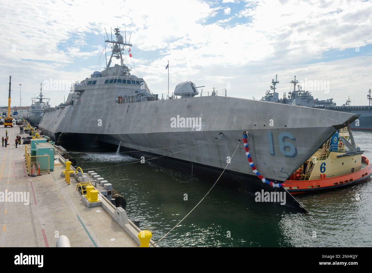 220730-N-ZS023-1048 SAN DIEGO (30. Juli 2022) Unabhängigkeitsvariante Küstenschiff USS Tulsa (LCS 16) legt nach seiner Rückkehr nach dem Einsatz an der Marinebasis San Diego an. LCS sind schnelle, agile, missionsorientierte Plattformen, die für den Einsatz in küstennahen Umgebungen konzipiert sind und sich gegen Bedrohungen an der Küste des 21. Jahrhunderts durchsetzen. Die LCS unterstützen weltweite Präsenz-, Seeverkehrssicherheits-, Seekontroll- und Abschreckungsmissionen. Stockfoto