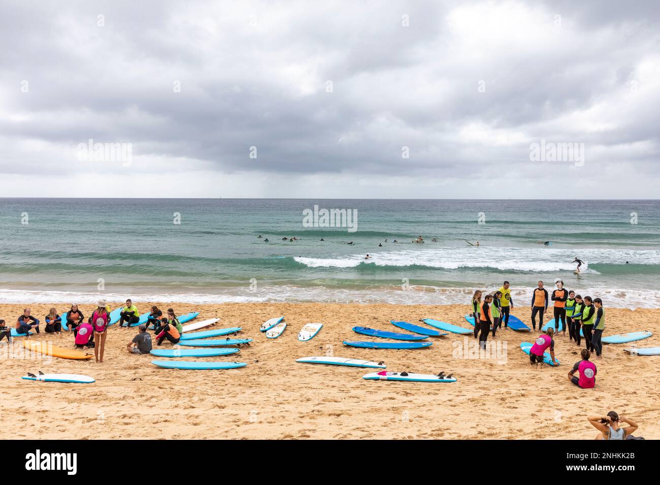 Surfunterricht für Anfänger in Manly Beach Sydney Australia bringt die Surfschule Manly Surf Menschen das Surfen bei Stockfoto