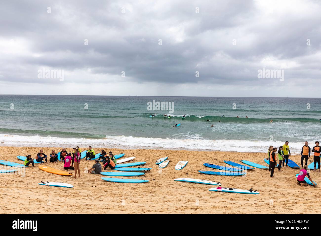 Surfunterricht für Anfänger in Manly Beach Sydney Australia bringt die Surfschule Manly Surf Menschen das Surfen bei Stockfoto