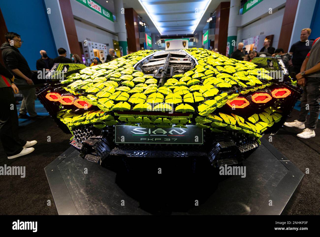 Toronto, Kanada. 21. Februar 2023. Auf der 2023 Canadian International Autoshow am 21. Februar 2023 in Toronto, Kanada, wird ein LEGO Technic Lamborghini SIAN FKP 37 vorgestellt. Auf der Autoshow vom 17. Bis 26. Februar wird ein lebensgroßes Modell des Lamborghini SIAN FKP 37 mit mehr als 400.000 LEGO Technic-Stücken ausgestellt. Kredit: Zou Zheng/Xinhua/Alamy Live News Stockfoto