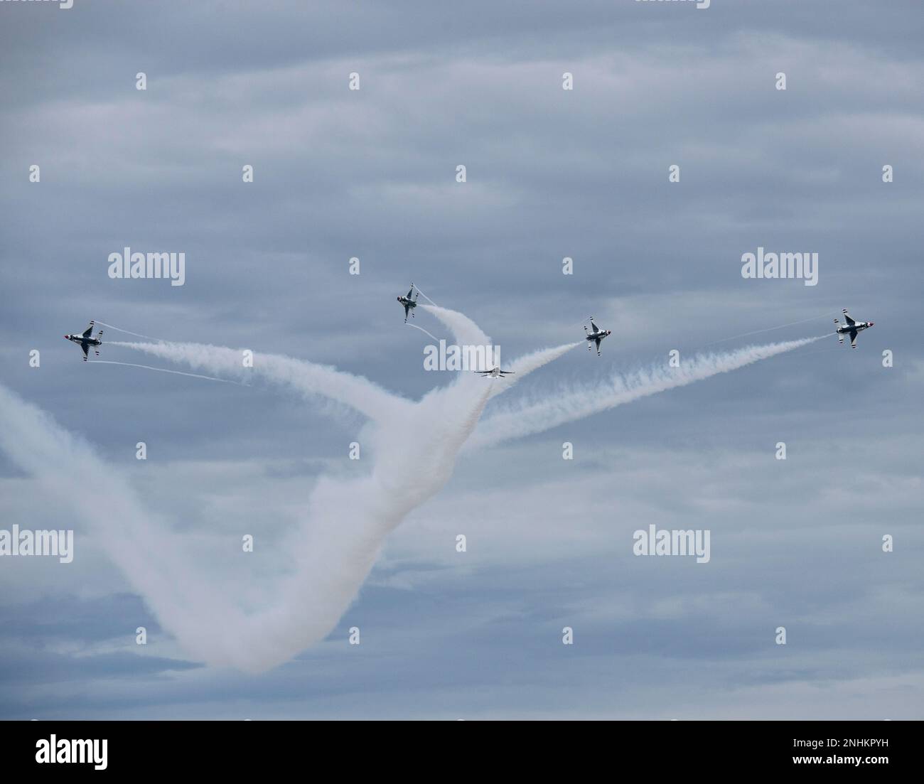 Die US Air Force Air Demonstration Squadron „Thunderbirds“ tritt während des arktischen Thunder Open House am Joint Base Elmendorf-Richardson, Alaska, am 30. Juli 2022 auf. Stockfoto