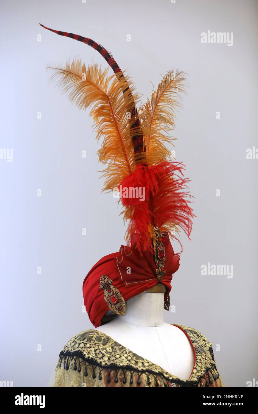 Hat from 'The Merry Widow' (2001), Olga worn by soprano Marnie Breckenridge in Act III seen on Tuesday, Oct. 27, 2020, in San Francisco, Calif. The costume is designed by Thierry Bosquet and is an early 20th-century. (Liz Hafalia/San Francisco Chronicle via AP) Stockfoto