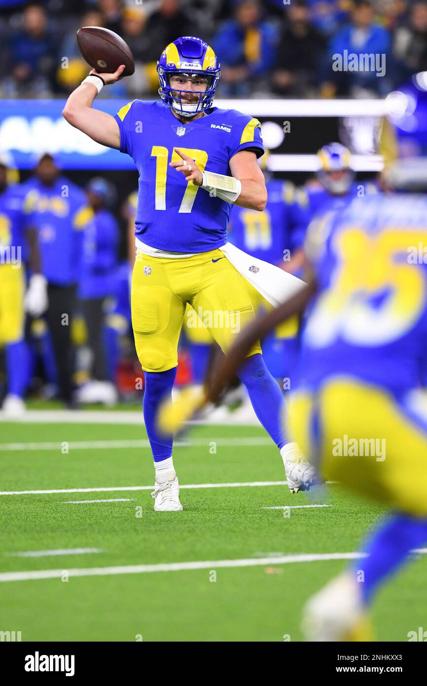 INGLEWOOD, CA - DECEMBER 08: Los Angeles Rams quarterback Baker Mayfield (17) throws a pass during the NFL game between the Las Vegas Raiders and the Los Angeles Rams on December 8, 2022, at SoFi Stadium in Inglewood, CA. (Photo by Brian Rothmuller/Icon Sportswire) (Icon Sportswire via AP Images) Stockfoto