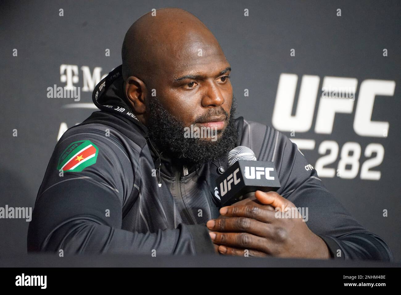 LAS VEGAS, NV - DECEMBER 10: Jairzinho Rozenstruik appears at the UFC 282 post-fight press conference on December 10, 2022, at the T-Mobile Arena in Las Vegas, NV. (Photo by Amy Kaplan/Icon Sportswire) (Icon Sportswire via AP Images) Stockfoto