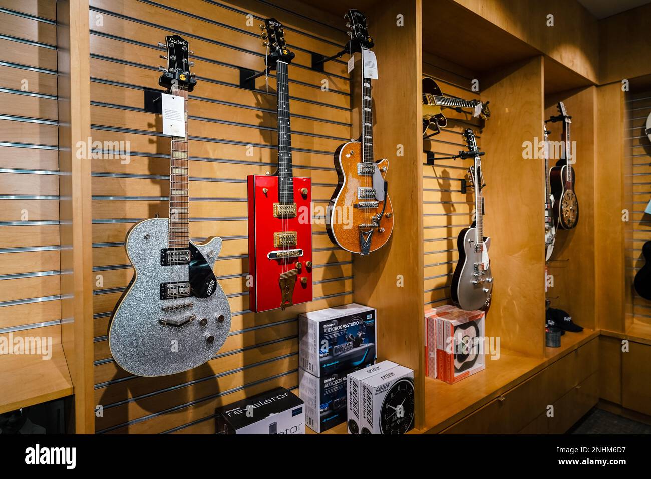 Gitarren können im Souvenirladen des Country Music Museums verkauft werden Stockfoto