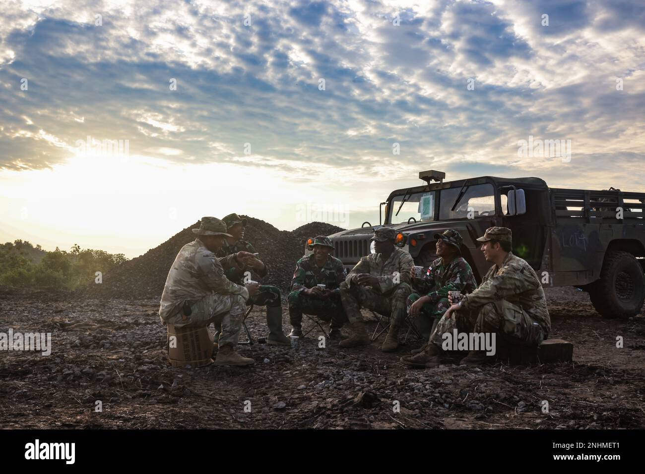 Leiter des 84.-Ingenieurbataillons, der 523.-Ingenieurgesellschaft und des indonesischen nationalen Militärs erörtern gemeinsame Straßenreparaturmaßnahmen für eine Übungsstraße vor Ort in Python 1 Range, Baturaja, Indonesien, 30. Juli 2022, Als Teil von Garuda Shield 2022. Operation Pathways und eine langjährige, jährliche, bilaterale Militärübung zwischen dem US-Militär, der indonesischen Nationalarmee, verstärken die Verpflichtungen der USA gegenüber unseren Verbündeten und anderen regionalen Partnern und stärken die gemeinsame Bereitschaft und die Interoperabilität, gemeinsam zu kämpfen und zu gewinnen. Stockfoto