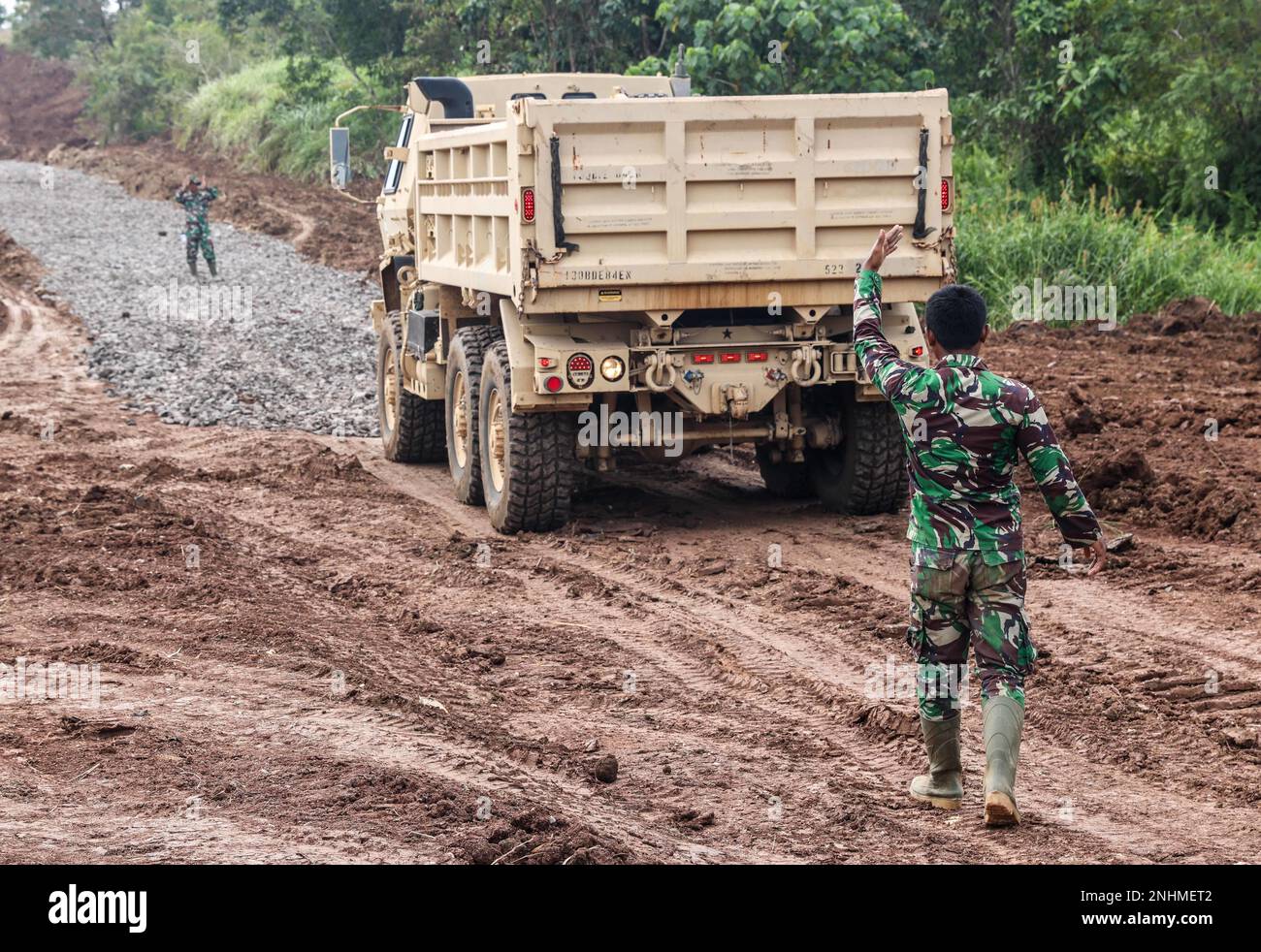 Soldaten der 130. Ingenieurbrigade, 84. Ingenieurbataillon, unterstützt Mitglieder des indonesischen Nationalmilitäres beim Kieselkippen auf die Feldübungsstraße auf der Python 1 Range, Baturaja, Indonesien, 30. Juli 2022, Als Teil von Garuda Shield 2022. Operation Pathways und eine langjährige, jährliche, bilaterale Militärübung zwischen dem US-Militär, der indonesischen Nationalarmee, verstärken die Verpflichtungen der USA gegenüber unseren Verbündeten und anderen regionalen Partnern und stärken die gemeinsame Bereitschaft und die Interoperabilität, gemeinsam zu kämpfen und zu gewinnen. SuperGarudaShield Freeund OpenPacific Stockfoto