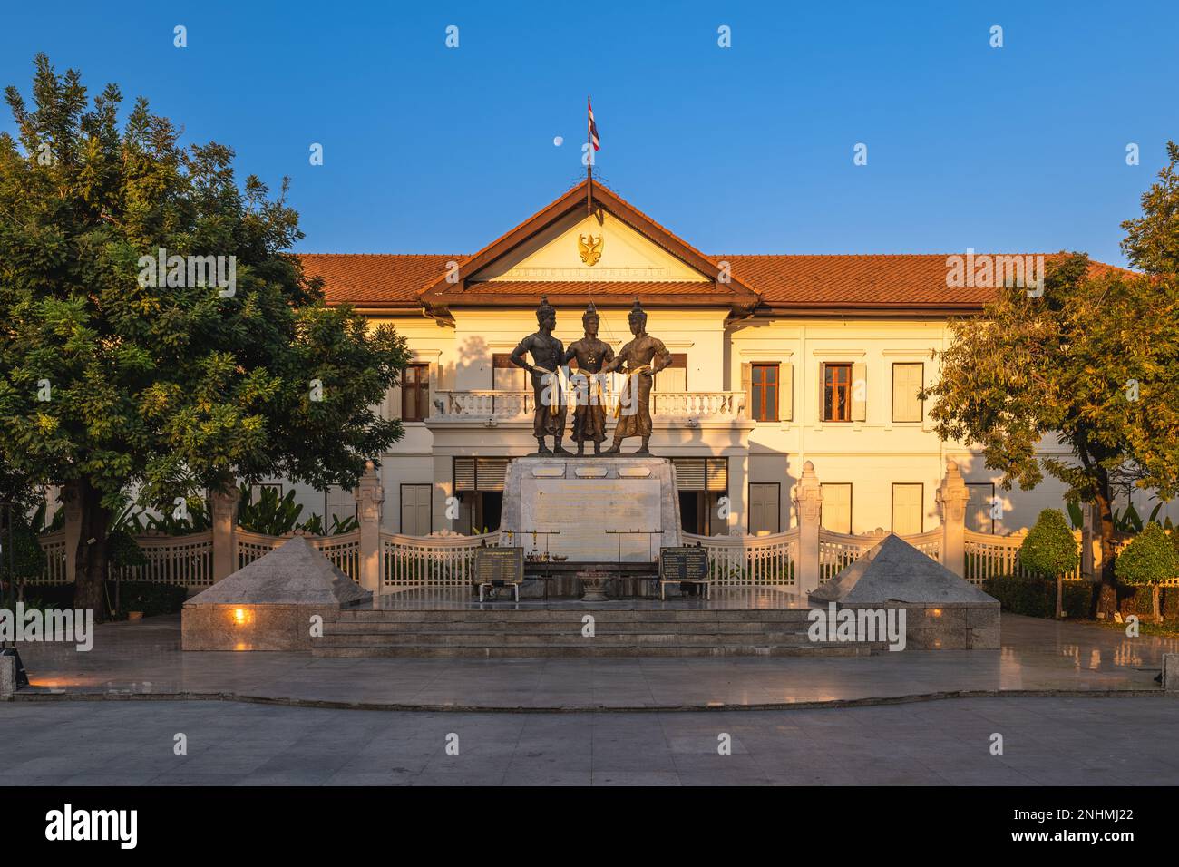 Three Kings Monument and Arts Cultural Center in Chiang Mai, Thailand. Übersetzung: Chiang Mai City Arts Cultural Center Stockfoto