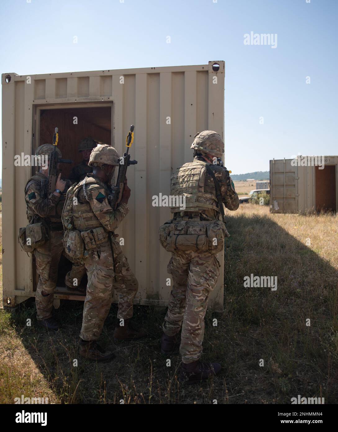 Britische Soldaten, zugewiesen zu Charlie Company, 1. Bataillon, 1. Royal Irish Regiment, 16. Air Assault Brigade Combat Team, verfeinern Taktik, Techniken und Verfahren während einer Nahkampfveranstaltung während der Übung Platinum Lion 2022 im Novo Selo Training Area, 30. Juli 2022. Exercise Platinum Lion ist eine Veranstaltung auf Bataillonsebene, die eine hochwertige, organisierte und realistische Ausbildung für bestimmte Militäreinheiten aus den Vereinigten Staaten, Großbritannien und Bulgarien bietet. Die Übung stärkt die Beziehungen in einer kombinierten Trainingsumgebung und fördert das Verständnis der Partnerländer Stockfoto