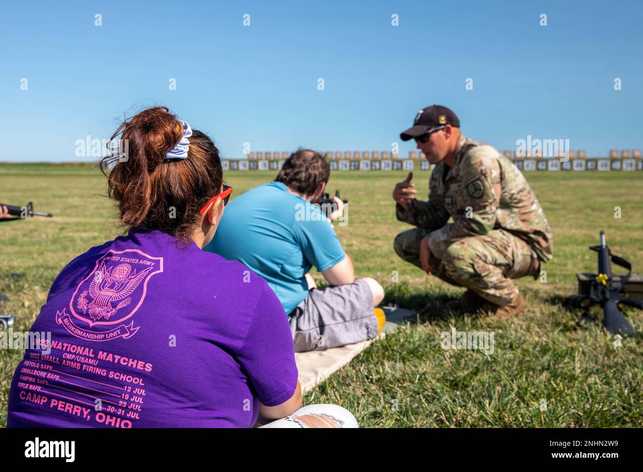 Die USA Das Army Marksmanship Unit Service Rifle Team startete die Zivil Marksmanship Program National Rifle Matches, indem es die jährliche CMP Rifle Small Arms Firing School leitete. Dieser zweitägige Kurs, an dem fast 300 Personen aus den USA teilnahmen, lehrt Scharfschützen aller Ebenen alles von den Grundlagen bis hin zur Komplexität des Windlesens. Um für so viele Menschen Unterricht im Klassenzimmer und Reichweitenoperationen durchzuführen, wurden die Leiter des USMAU Service Rifle Teams von CMP-Mitarbeitern und Dienstleuten der Army National Guard, Army Reserve, Marine Corps, Navy und Coast Guar unterstützt Stockfoto
