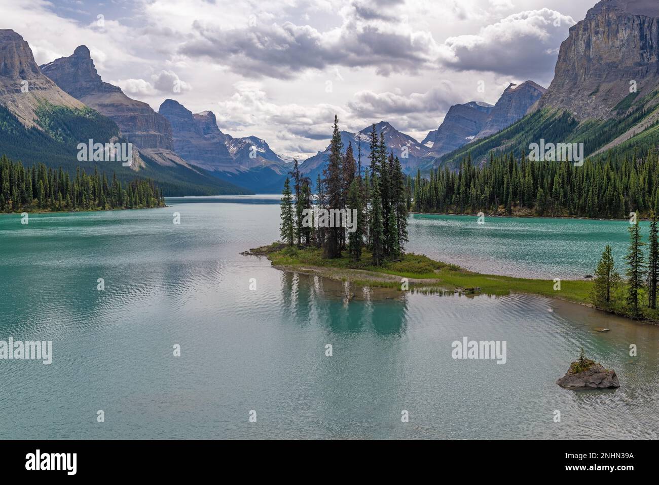 Spirit Island und Maligne Lake mit dramatischen Wolken, Jasper-Nationalpark, Alberta, Kanada. Stockfoto