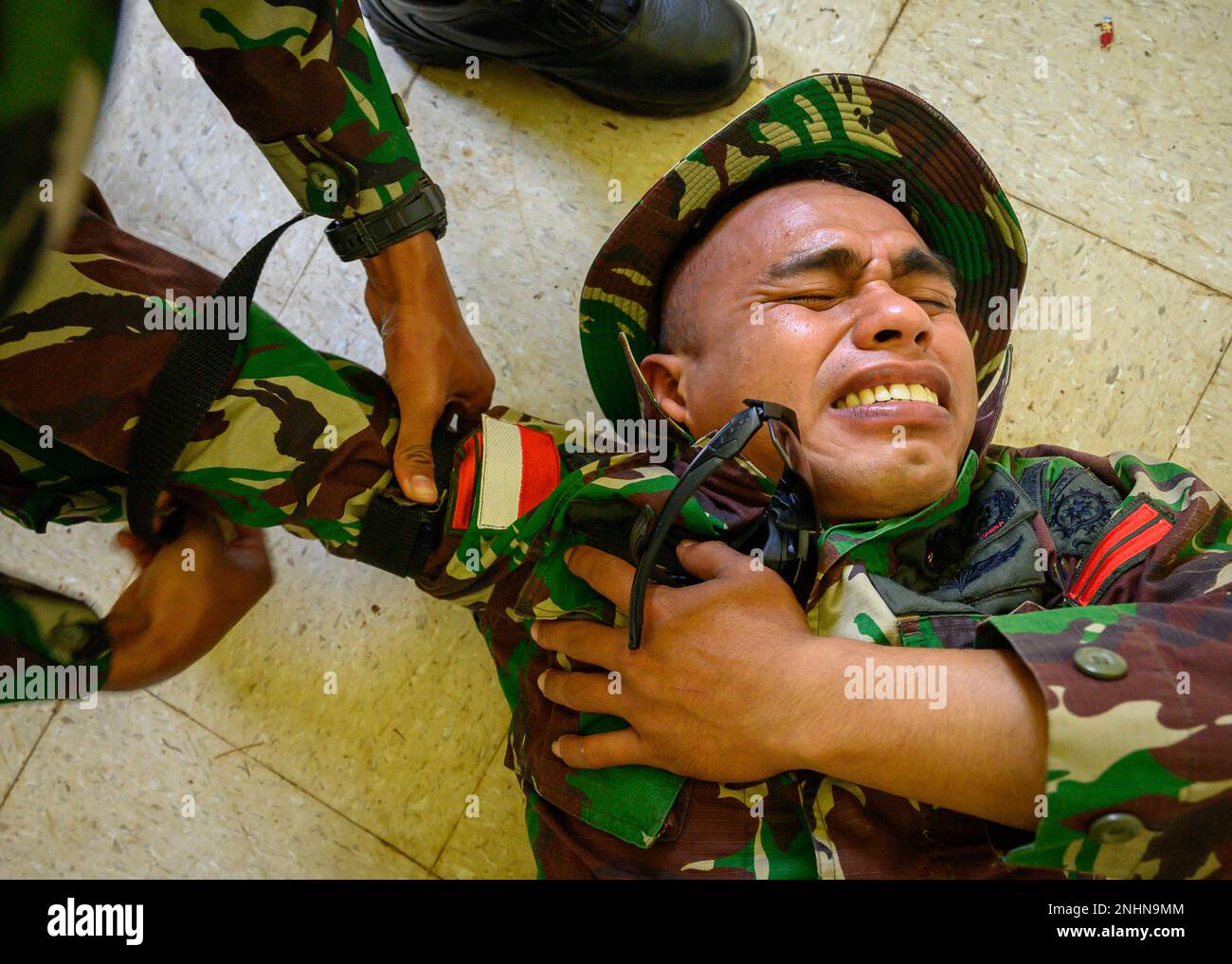 Ein nasionaler indonesischer Soldat von Tentara legt einen Stauschlauch auf eine simulierte Verletzung während des Nahkampftrainings an, um Garuda Shield 2022, Juli 31, im Nimitz Trainingsbereich, Guam, vorzubereiten. Die Stärke des US-Militärs liegt in unseren dauerhaften Beziehungen zu Verbündeten und Partnern im gesamten Indo-Pazifik-Raum, die ein weltweites Engagement für die auf Regeln basierende internationale Ordnung verstärken. Diese Beziehungen ermöglichen uns den Zugang zu wichtigen Geländebereichen in der gesamten Region, bieten einzigartige und wichtige Schulungsmöglichkeiten, stärken die strategische Abschreckung von Aggressionen auf Wettbewerber und bieten wertvolle Unterstützung Stockfoto