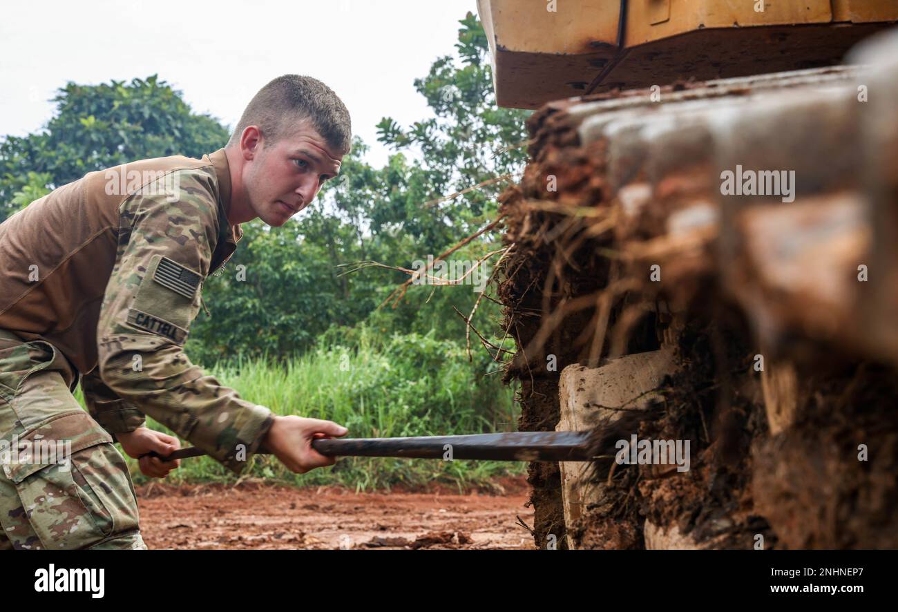 CPL. Jonathan Cattell von der 130. Engineer Brigade, 84. Engineer Battalion reinigt die Ketten eines Dozers D6 in der Python 1 Range, Baturaja, Indonesien, 31. Juli 2022, Als Teil von Super Garuda Shield 2022. Super Garuda Shield, ein Teil von Operation Pathways und eine langjährige, jährliche bilaterale Militärübung zwischen dem US-Militär und der indonesischen Nationalarmee, verstärkt die Verpflichtungen der USA gegenüber unseren Verbündeten und regionalen Partnern, die gemeinsame Bereitschaft und die Interoperabilität, gemeinsam zu kämpfen und zu gewinnen. Stockfoto