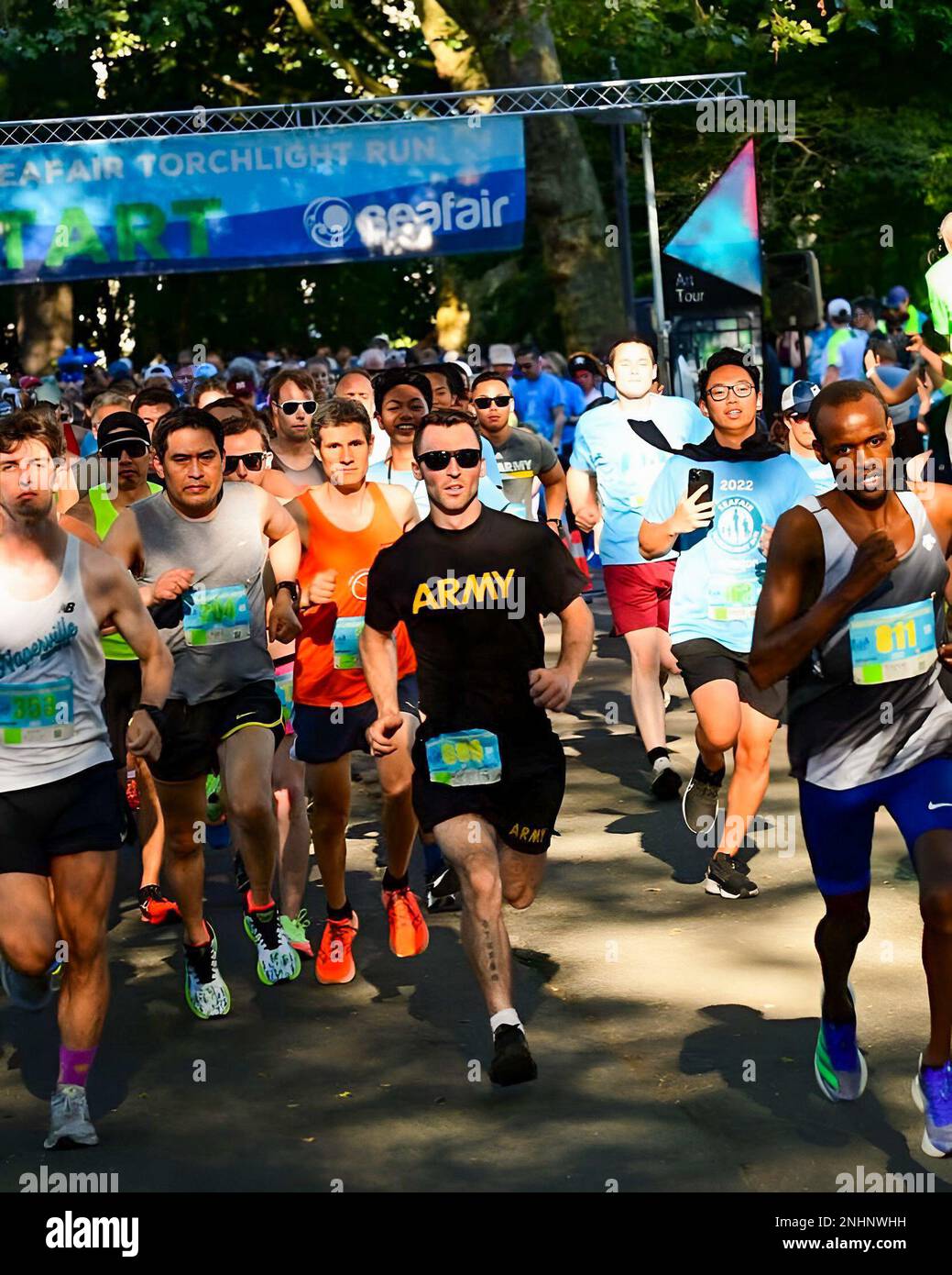 Kapitän Auzdon Ananthen, G8, vertrat den 364. WSR und die Team Army während des Amazonas Seafair Torchlight Run in Seattle, der den Seattle Seafair 2022 einleitete. Stockfoto