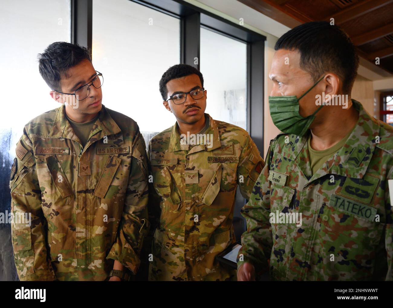 USA Air Force Airmen und ein Soldat der Japan Ground Self-Defense Force erörtern die Einsatzpläne während einer Mission von Garuda Shield 2022 am 1. August 2022 in Guam. Unsere fortgesetzten persönlichen Interaktionen mit unseren Verbündeten und Partnern bilden die Grundlage unserer bilateralen und multilateralen Beziehungen und stärken das Vertrauen in der gesamten Region, dass wir in guten, aber auch in schlechten Zeiten da sein werden. SuperGarudaShield, Freeund OpenIndoPacific Stockfoto