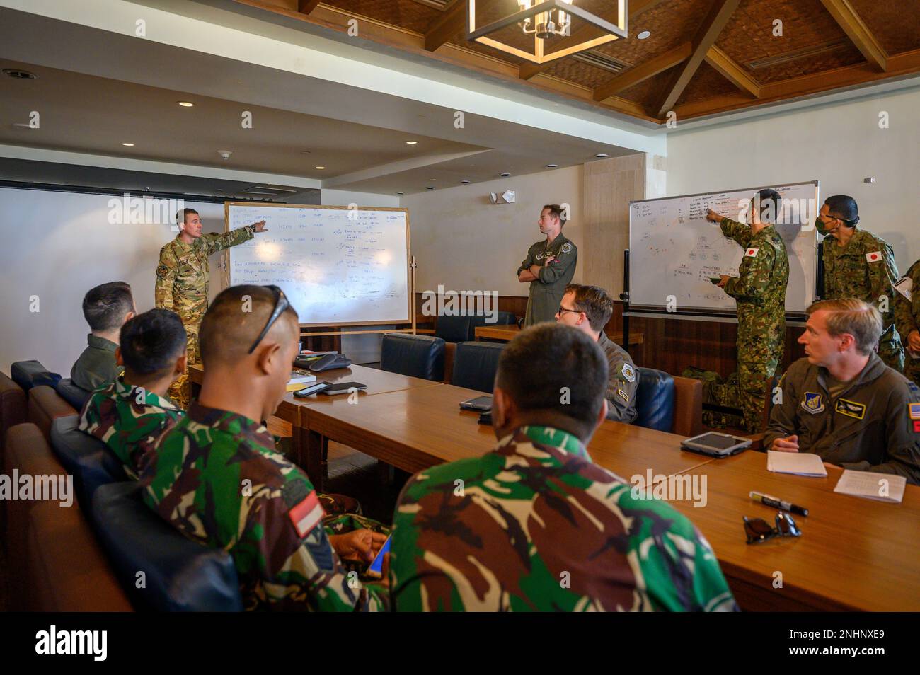 US-amerikanische, japanische und indonesische Militärangehörige nehmen an einem Garuda Shield 2022-Missionsbericht am 1. August 2022 in Guam Teil. Übungen wie Garuda Shield erhöhen unsere Fähigkeit, im gesamten militärischen Spektrum zusammenzuarbeiten, um auf Krisen zu reagieren, die lokale Bevölkerung zu unterstützen und die Mission zu erfüllen. SuperGarudaShield, Freeund OpenIndoPacific Stockfoto