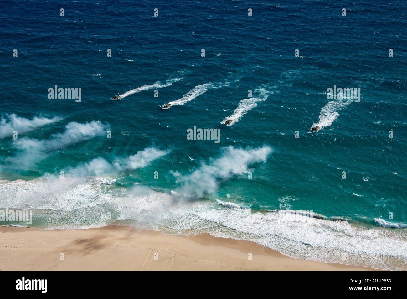 KANEOHE BAY, Hawaii (1. August 2022) Republik Korea (ROK) Navy Amphibious Assault Vehicles (AAV) führen während der Rim of the Pacific (RIMPAC) 2022, 1. August, amphibische Razzien durch. Von Juni 29 bis August 4 nehmen an der RIMPAC 25.000 Nationen, 38 Schiffe, drei U-Boote, mehr als 170 Flugzeuge und Mitarbeiter auf und um die hawaiianischen Inseln und Südkalifornien Teil. RIMPAC ist die weltweit größte internationale Seefahrt-Übung und bietet eine einzigartige Ausbildungsmöglichkeit. Gleichzeitig werden kooperative Beziehungen zwischen den Teilnehmern gefördert und aufrechterhalten, die für die Sicherheit der See von entscheidender Bedeutung sind Stockfoto