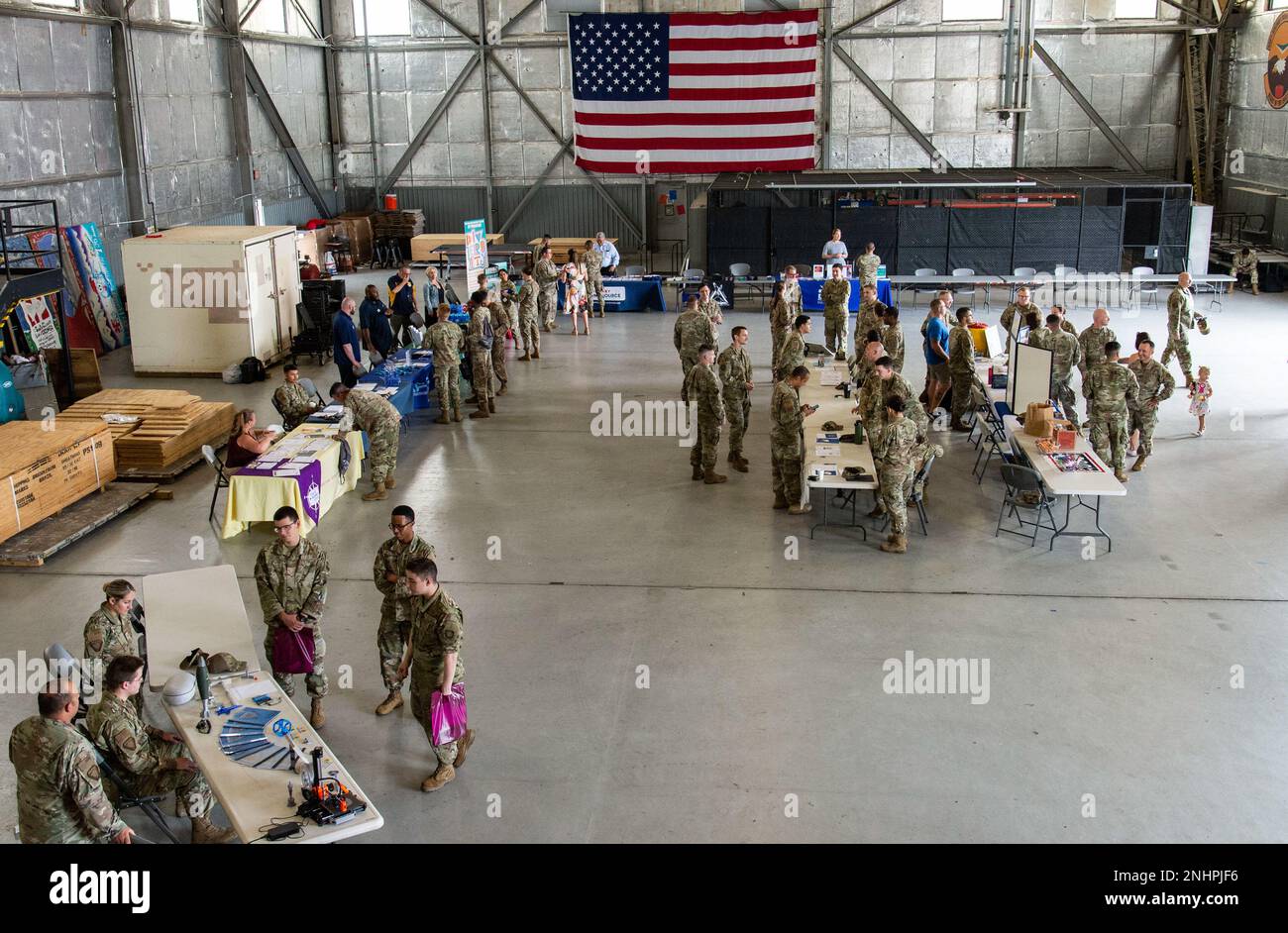 Mitglieder des Teams Dover nehmen am Whole Airmen Festival am Luftwaffenstützpunkt Dover, Delaware, 1. August 2022 Teil. Das Festival wurde vom 436. Aircraft Maintenance Squadron Integrated Resiliency Team organisiert und veranstaltet, das mehr als 20 On-Base-Ressourcen in den Bereichen Bildung, Gesundheit und Wellness an einen Ort brachte. Stockfoto