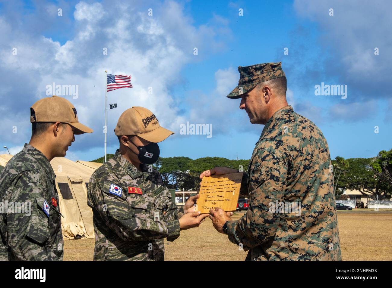 220801-M-TN173-2124 MARINE CORPS BASIS HAWAII, HAWAII (1. AUGUST 2022) USA Oberstleutnant Des Marine Corps Jason C. Copeland, Bataillonskommandeur aus Roswell, N.M., dem 3. Bataillon, dem 4. Marineregiment, Marine Air-Ground Task Force 7 zugeteilt, tauscht während des RIMPAC 2022 Geschenke mit einem Marine der Republik Korea. Von Juni 29 bis August 4 nehmen an der RIMPAC 2022 26 Nationen, 38 Schiffe, drei U-Boote, mehr als 170 Flugzeuge und 25.000 Mitarbeiter in und um die hawaiianischen Inseln und Südkalifornien Teil. Die weltweit größte internationale Seefahrt-Übung, RIMPAC 2022 Stockfoto