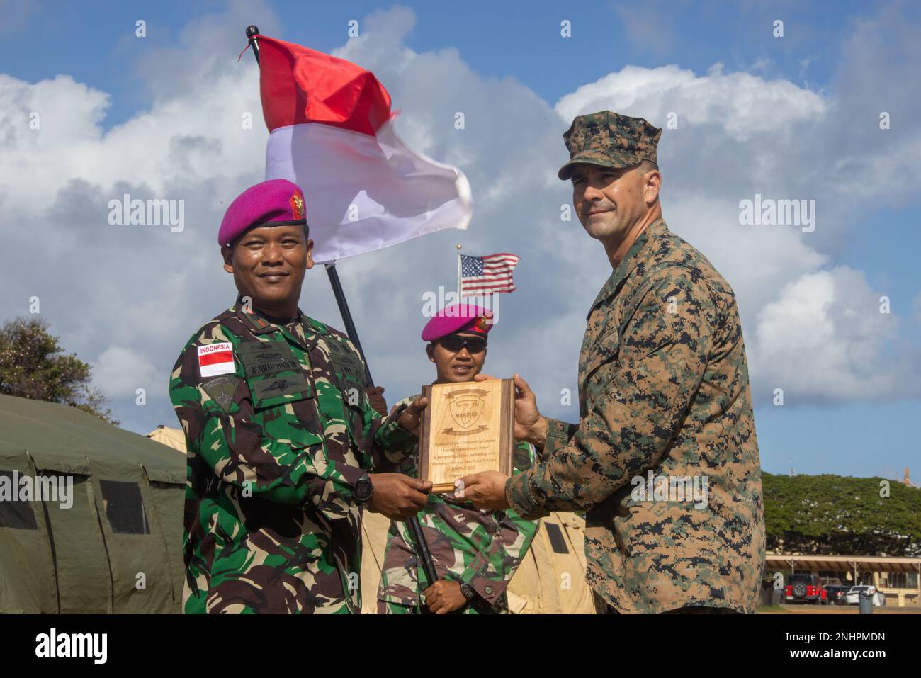 220801-M-TN173-2146 MARINE CORPS BASIS HAWAII, HAWAII (1. AUGUST 2022) USA Oberstleutnant Jason C. Copeland, Bataillonskommandeur aus Roswell, N.M., dem 3. Bataillon zugeteilt, 4. Marineregiment, Marine Air-Ground Task Force 7, tauscht während des RIMPAC 2022 Geschenke mit einem indonesischen Marine. Von Juni 29 bis August 4 nehmen an der RIMPAC 2022 26 Nationen, 38 Schiffe, drei U-Boote, mehr als 170 Flugzeuge und 25.000 Mitarbeiter in und um die hawaiianischen Inseln und Südkalifornien Teil. RIMPAC 2022 ist die weltweit größte internationale Seefahrt-Übung Stockfoto