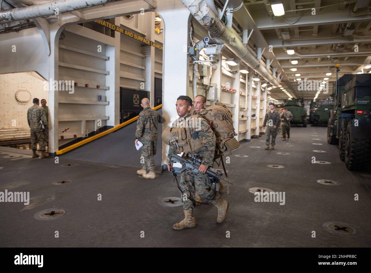 220801-N-XB010-1001 SÜDCHINESISCHES MEER (1. August 2022) Marines, die an der 31. Marine Expeditionary Unit (MEU)-Einheit in dem nach vorn eingesetzten Amphibien-Transportschiff USS New Orleans“ (LPD 18) unteres Fahrzeuglager angeschlossen sind, um eine Übung vorzubereiten. New Orleans, Teil der Tripoli Amphibious Ready Group, ist zusammen mit der 31. Marine Expeditionary Unit im Zuständigkeitsbereich der US-amerikanischen 7.-Flotte tätig, um die Interoperabilität mit Verbündeten und Partnern zu verbessern und als einsatzbereite Eingreiftruppe zur Verteidigung von Frieden und Stabilität in der Region Indo-Pazifik zu dienen. Stockfoto