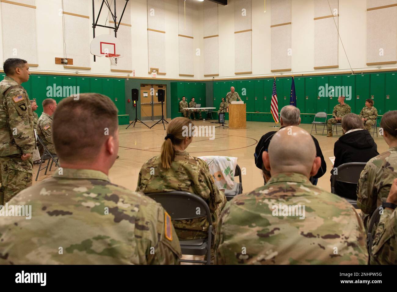 Alaska Army National Guard Command Sgt. Major Ryan Weimer hält seine Ausführungen während einer Zeremonie zum Verantwortungswechsel im Alcantra Armory in Wasilla, Alaska, am 1. August 2022. Oberstleutnant Julie Small gab die Verantwortung als Oberbefehlshaber der 297. Regionalen Unterstützungsgruppe für Weimer auf. (Alaska National Guard Foto von Victoria Granado) Stockfoto