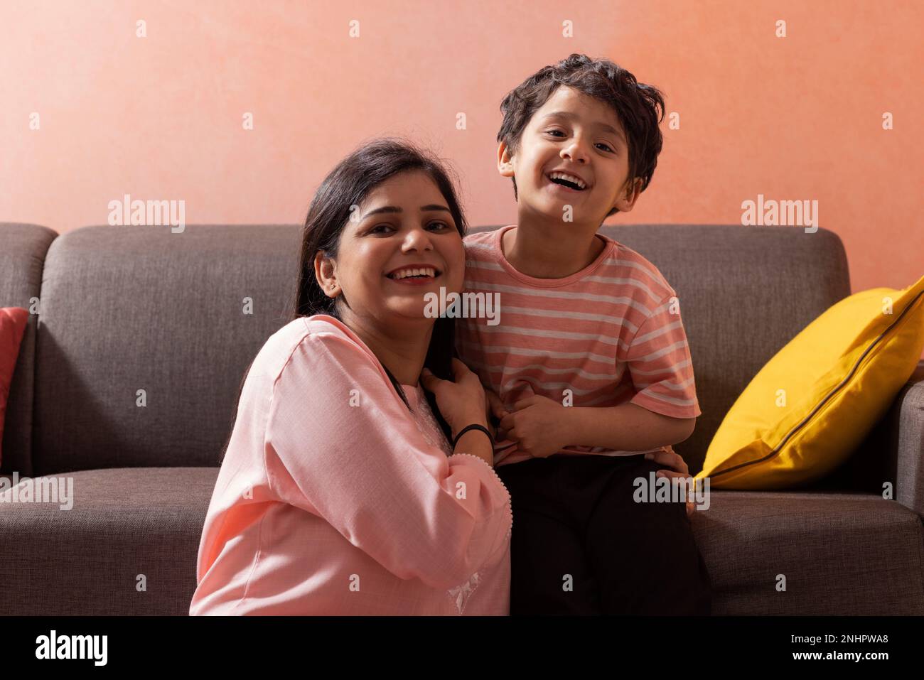 Mutter und Sohn zusammen im Wohnzimmer spielen Stockfoto