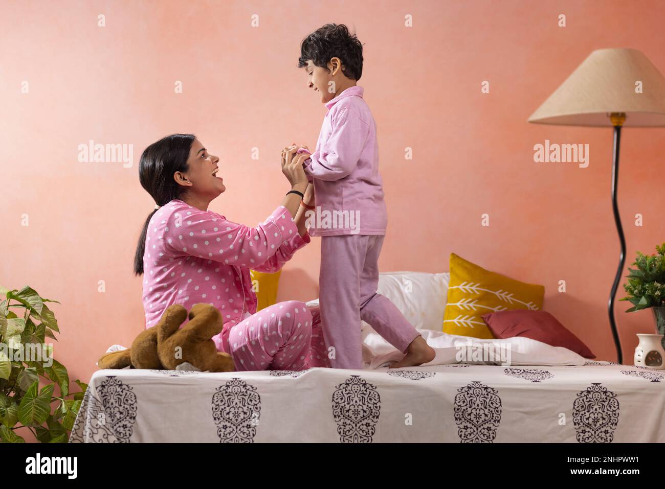 Mutter und Sohn spielen zusammen im Bett Stockfoto