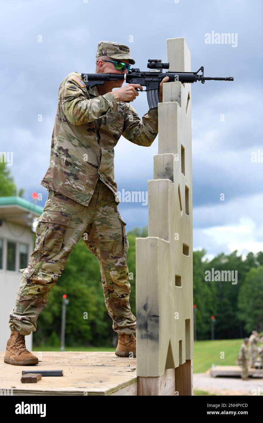 General Daniel Hokanson, Chef des National Guard Bureau, absolvierte am 1. August 2022 einen Waffenqualifizierungskurs für die M17. Pistole und den M4. Karabiner im Fort Pickett Maneuver Training Center in Blackstone, Virginia. Hokanson erlebte aus erster Hand die neuesten individuellen Qualifikationsstandards für Waffen, die von allen Soldaten der Nationalgarde erwartet werden, und zeigte gleichzeitig seine persönliche Fähigkeit in Schießmanieren – eine grundlegende und grundlegende Fähigkeit als Soldat. Stockfoto