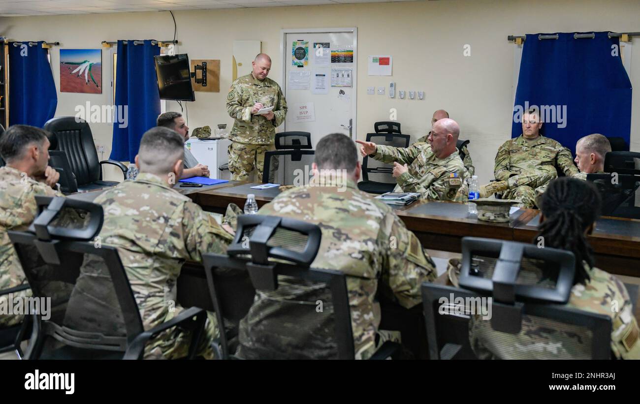 USA Oberstleutnant Britt Vanshur, Senior Air Reserve Component Advisor der Neunten Luftwaffe, macht sich Notizen während einer ARC-Besprechung auf dem Luftwaffenstützpunkt Prince Sultan, Königreich Saudi-Arabien, 1. August 2022. Vanshur und Borden besuchten PSAB vom 1. Bis 2. August, um sich mit den Reservisten und Wächtern des 378. Air Expeditionary Wing zu treffen und zu interagieren. DER Auftrag DES ARC besteht darin, das Reservekommando der Luftwaffe und das Büro der Nationalgarde zu vertreten, die entsandten Führer in ARC-Fragen zu beraten und sich für entsandte Reservisten und Wächter im gesamten Zuständigkeitsbereich des AFCENT einzusetzen. Stockfoto