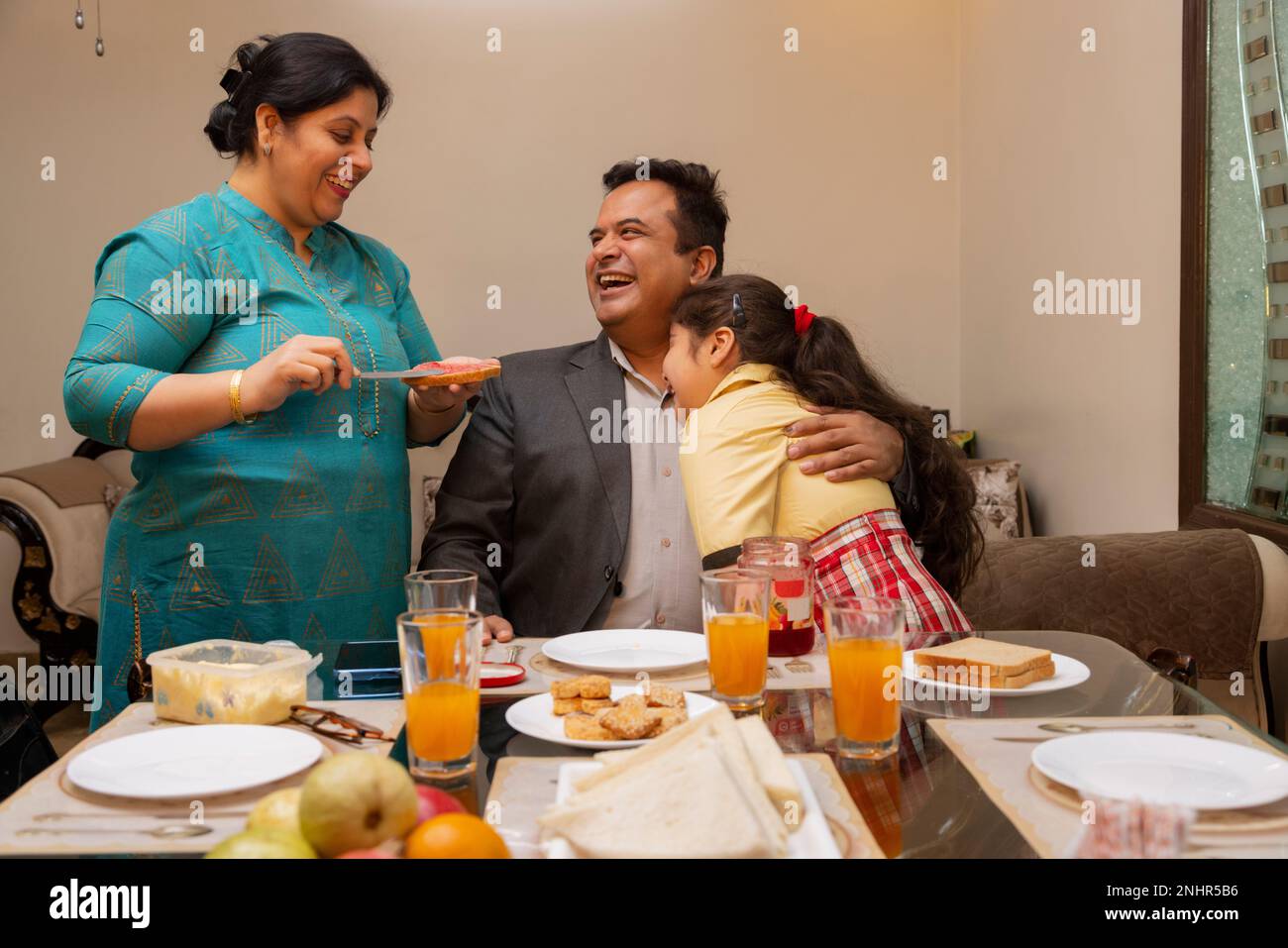 Frau, die zu Hause Frühstück für ihre Familie zubereitete Stockfoto