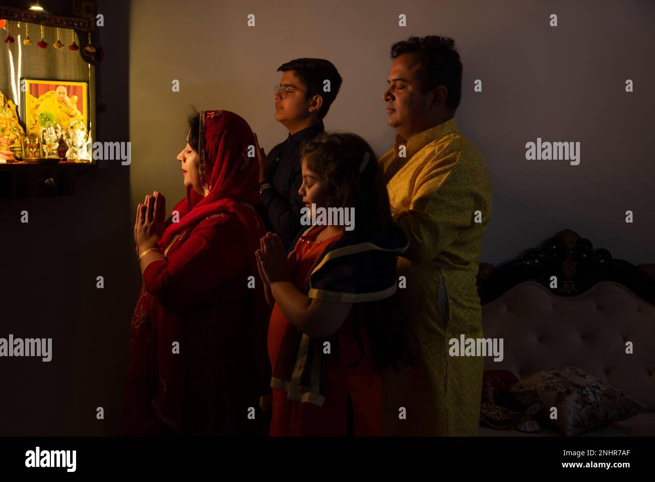 Porträt einer Familie, die zu Gott betet, zusammen zu Hause Stockfoto