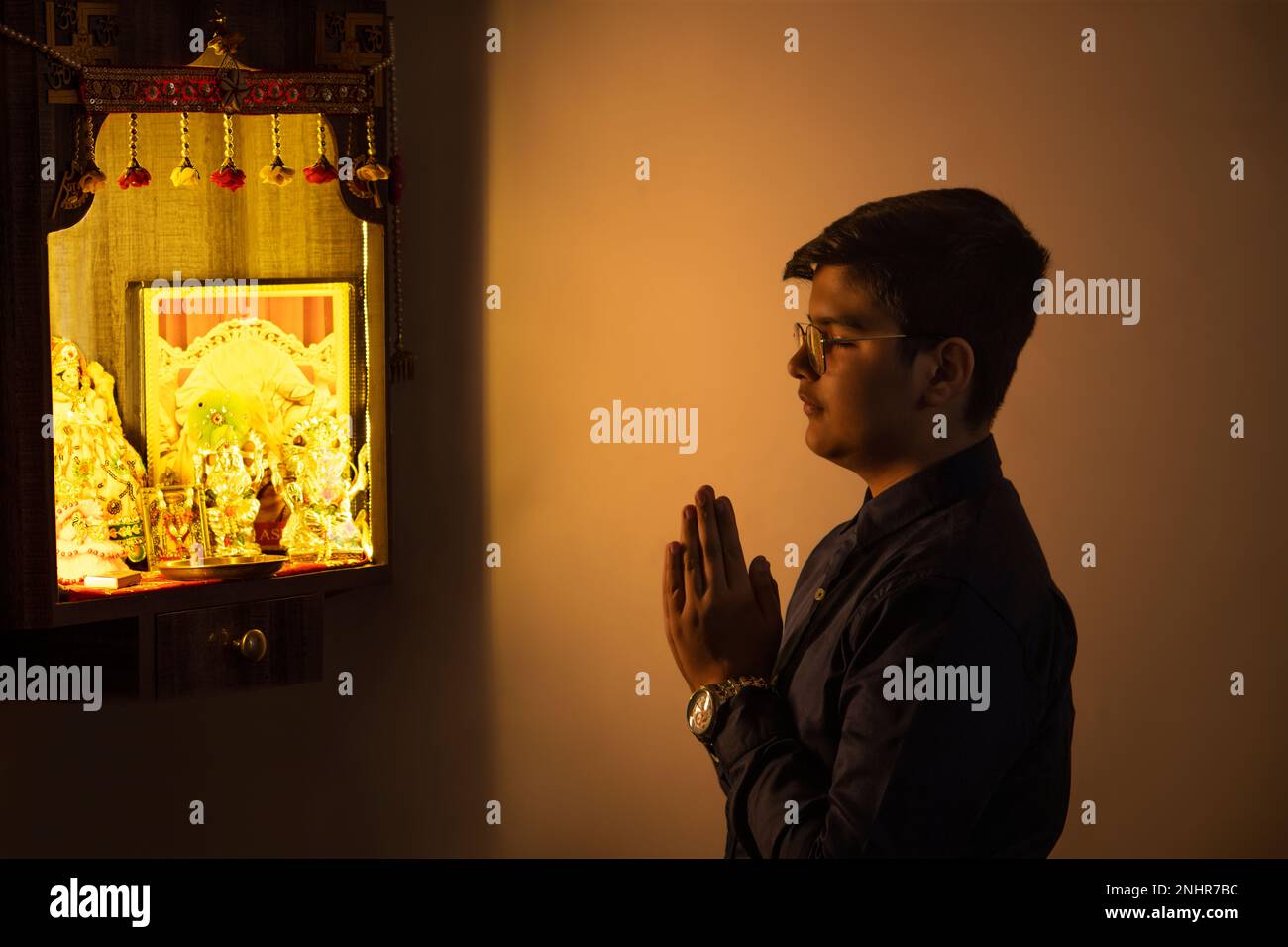 Porträt eines Jungen, der zu Hause zu Gott betet Stockfoto