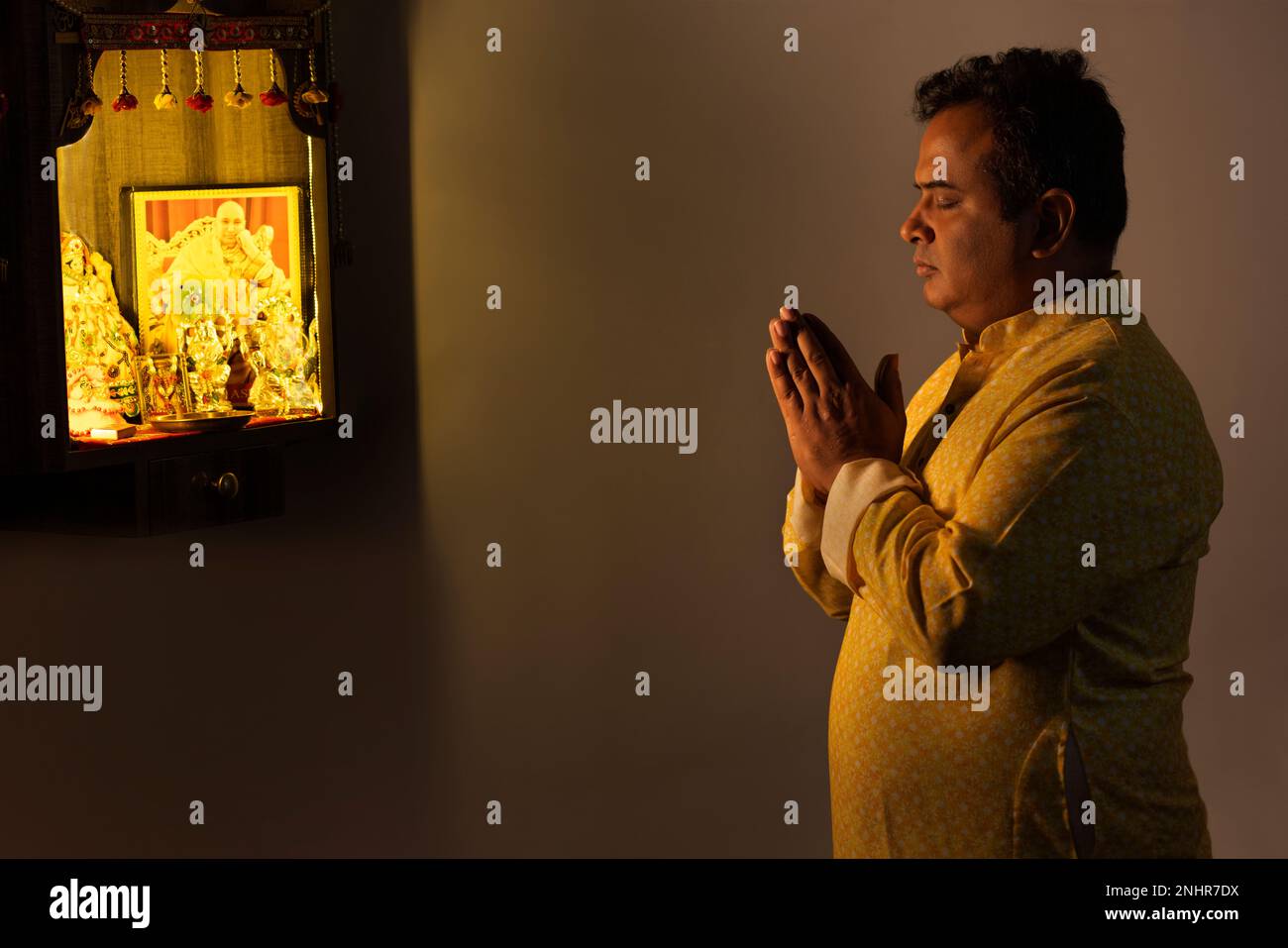 Porträt eines Mannes, der zu Hause zu Gott betet Stockfoto
